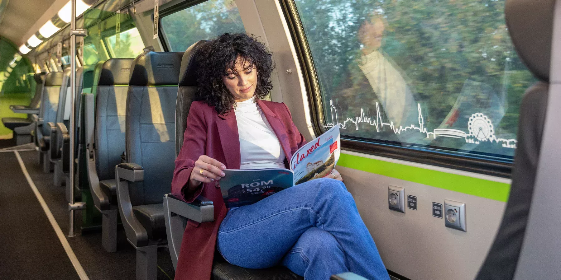 nonstop comfort Une femme qui s'est installée confortablement dans l'aéroport de la ville s'entraîne avec un magazine de voyage.